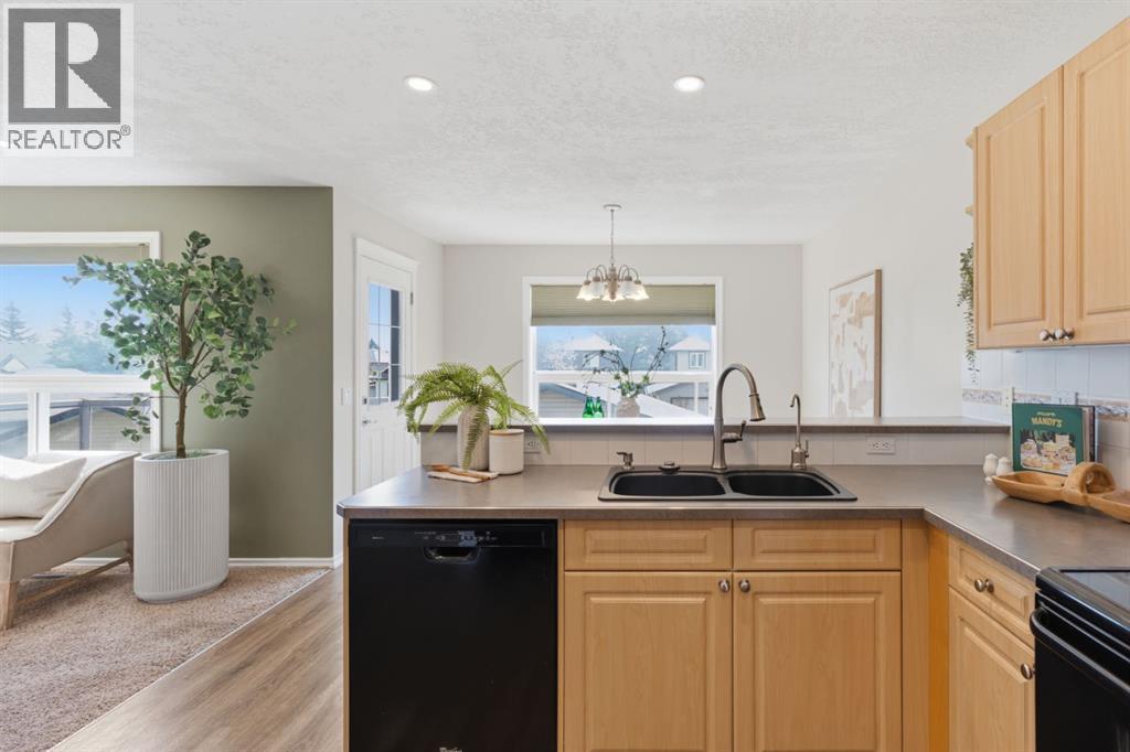 241 Somerside Close SW, Calgary, Alberta  T2Y 4B6 - Photo 24 - A2327648