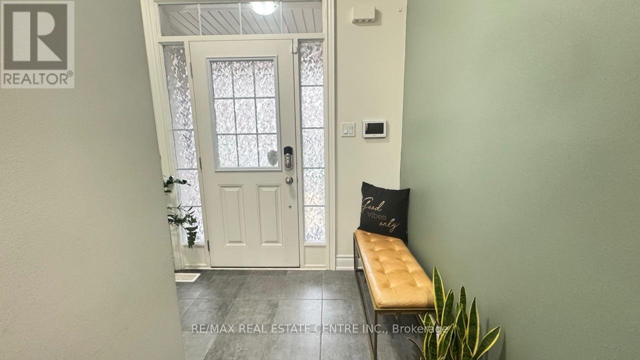 31 Brushwood Drive, Brampton, Ontario  L6Y 6G6 - Photo 2 - W13551008
