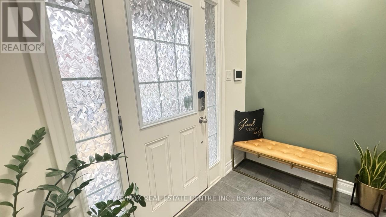 31 Brushwood Drive, Brampton, Ontario  L6Y 6G6 - Photo 3 - W13551008