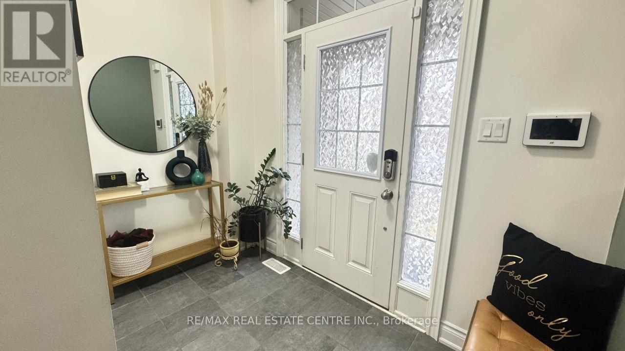 31 Brushwood Drive, Brampton, Ontario  L6Y 6G6 - Photo 4 - W13551008