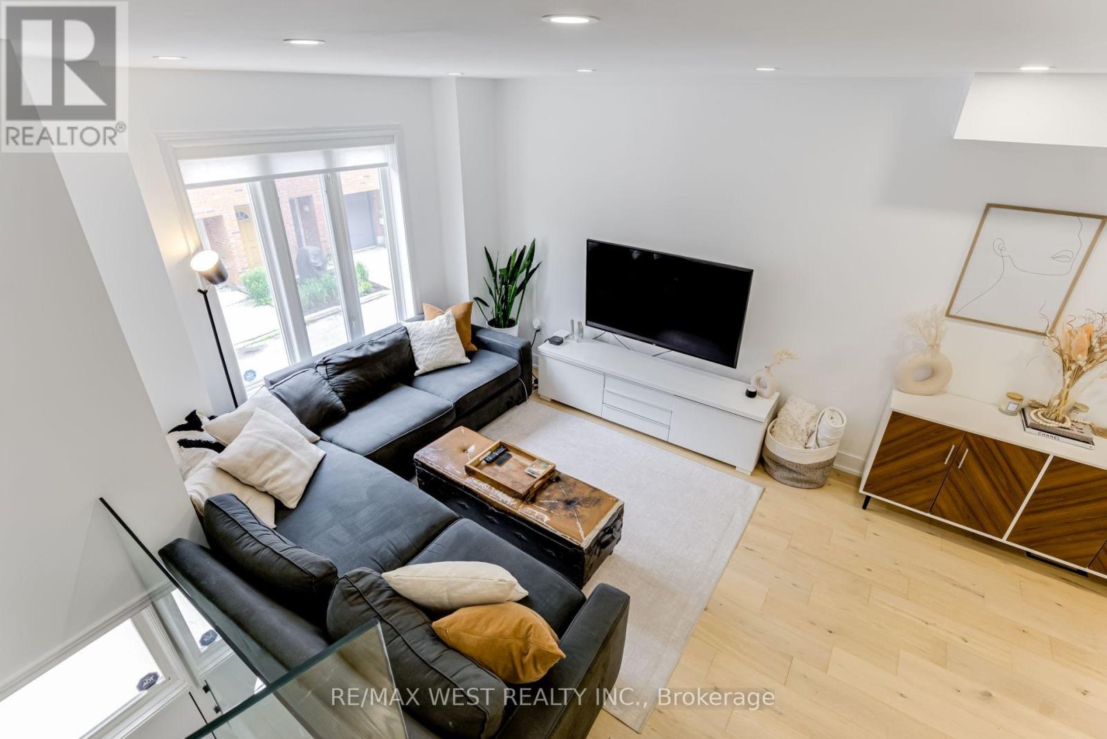 12 GROGAN MEWS, Toronto, Ontario