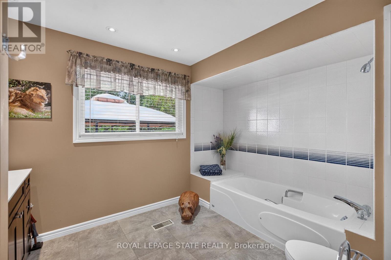 657 Iroquois Avenue, Hamilton, Ontario  L9G 3B6 - Photo 17 - X13551150