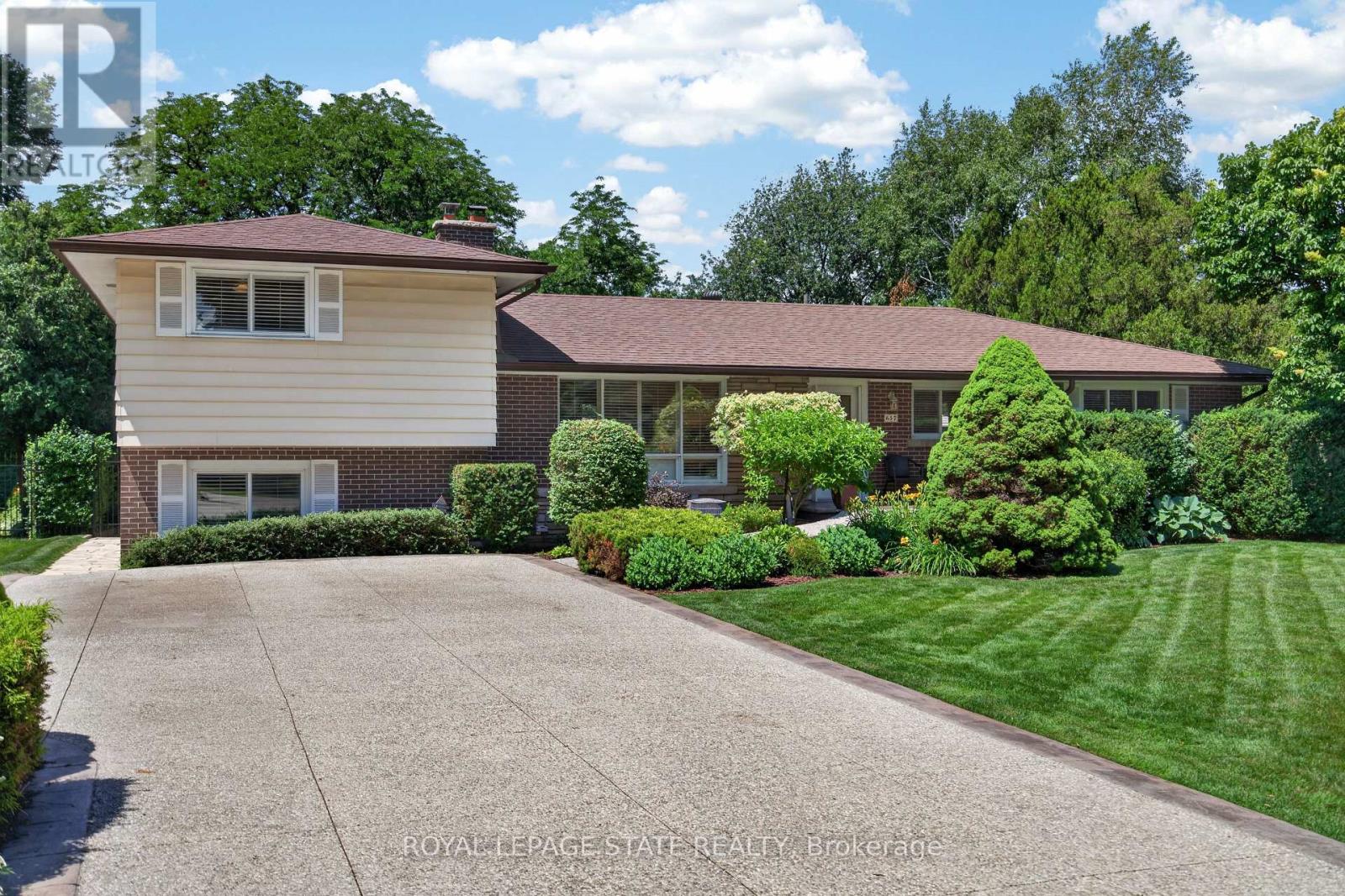 657 Iroquois Avenue, Hamilton, Ontario  L9G 3B6 - Photo 2 - X13551150