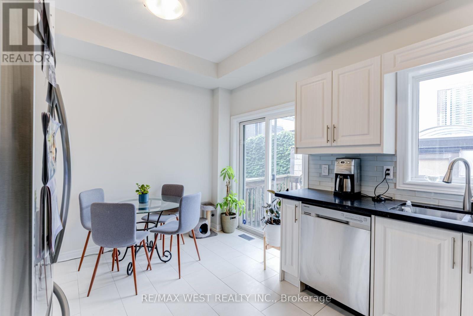 12 Grogan Mews, Toronto, Ontario M6G 4J9 - Photo 5 - W13538106