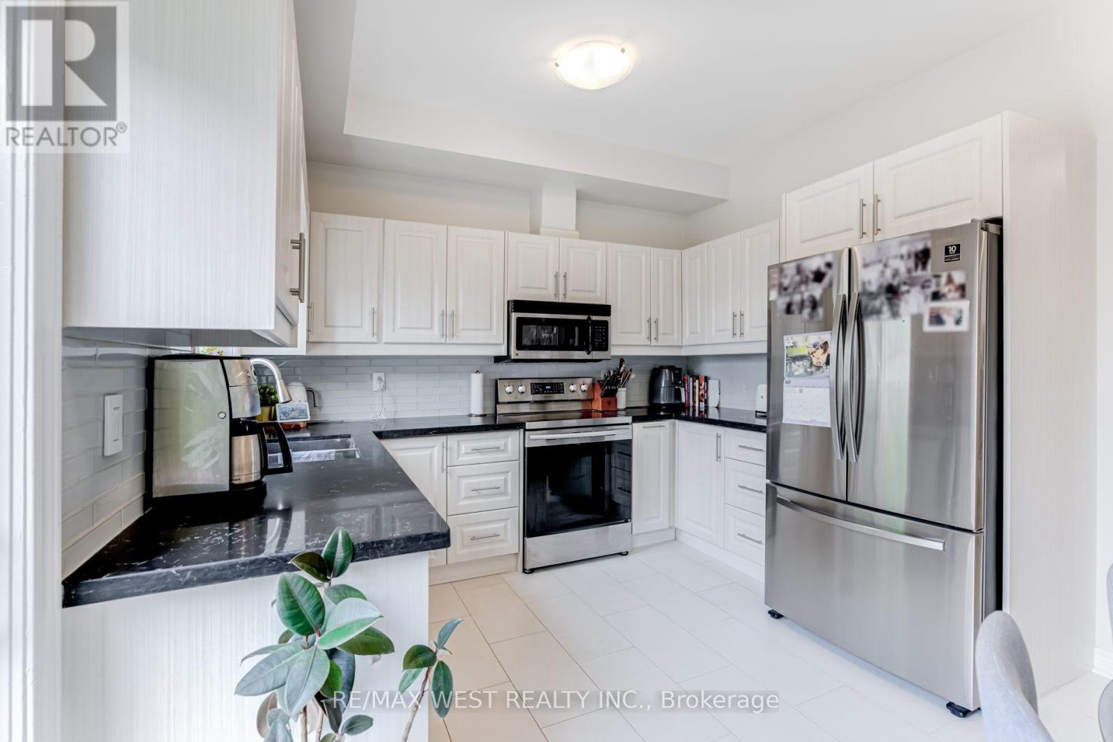 12 Grogan Mews, Toronto, Ontario M6G 4J9 - Photo 7 - W13538106