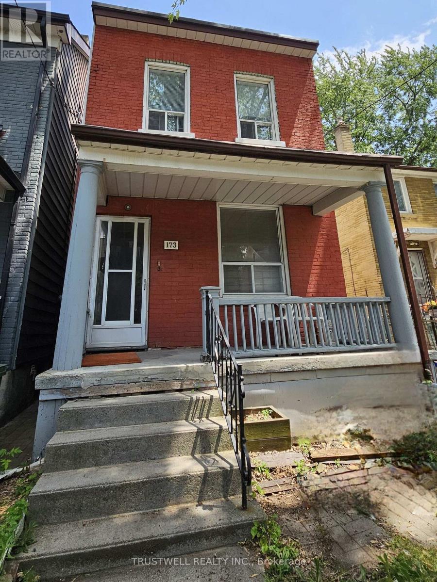 <div class="slider-price">$1,088,800</div><p>173 Hamilton Street, Toronto, Ontario</p>