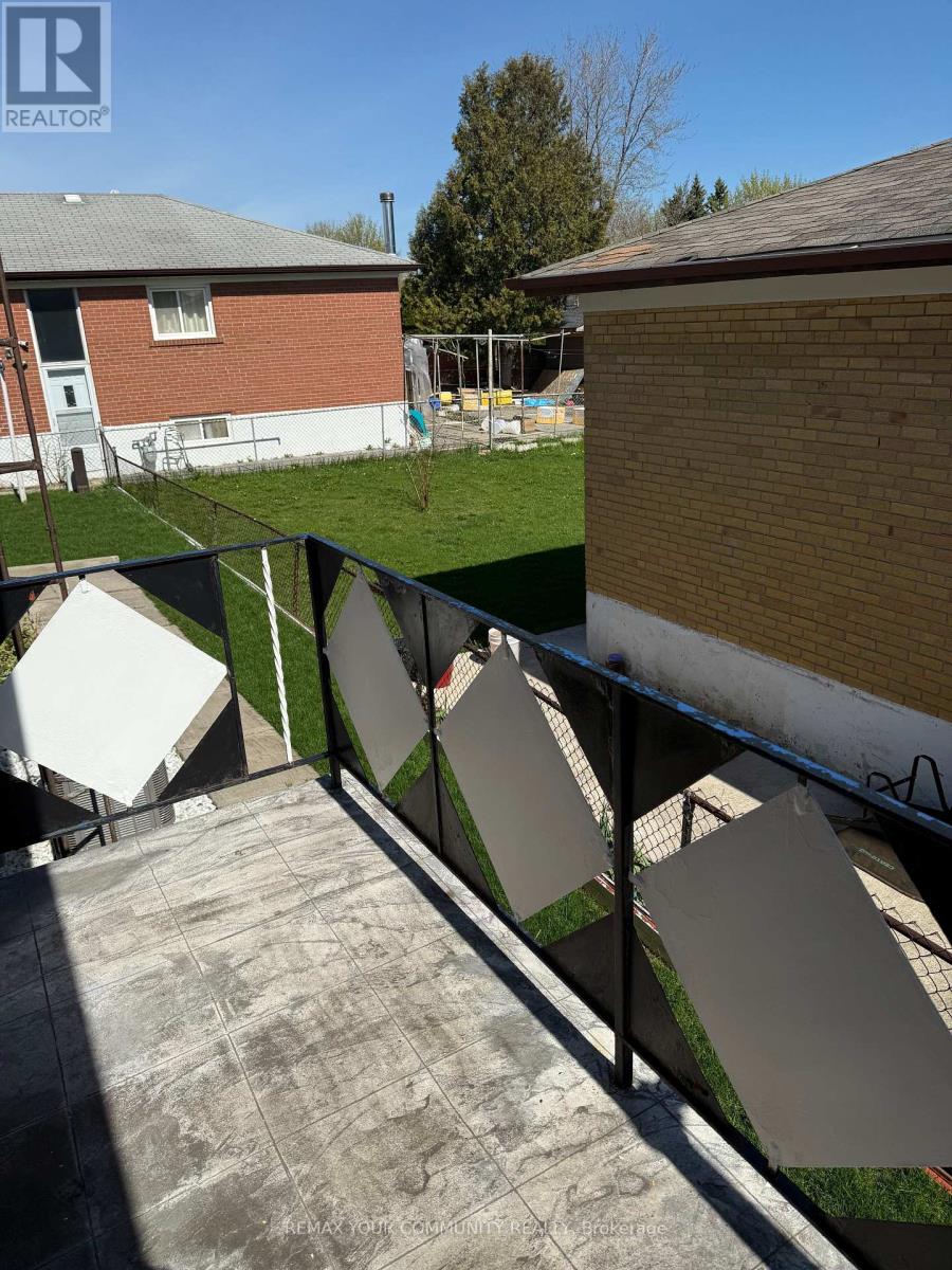 Upper - 300 Driftwood Avenue, Toronto, Ontario  M3N 2P1 - Photo 12 - W13551322