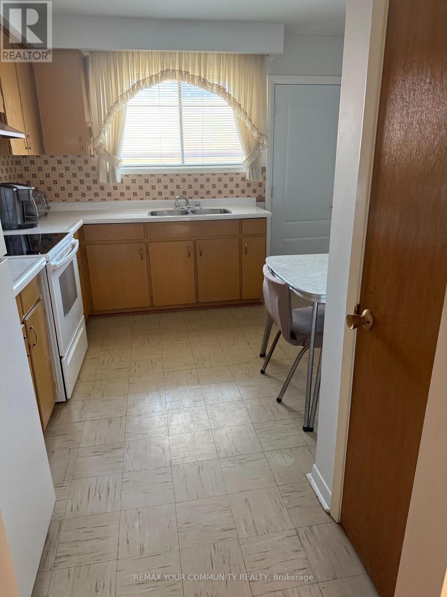 Upper - 300 Driftwood Avenue, Toronto, Ontario  M3N 2P1 - Photo 16 - W13551322