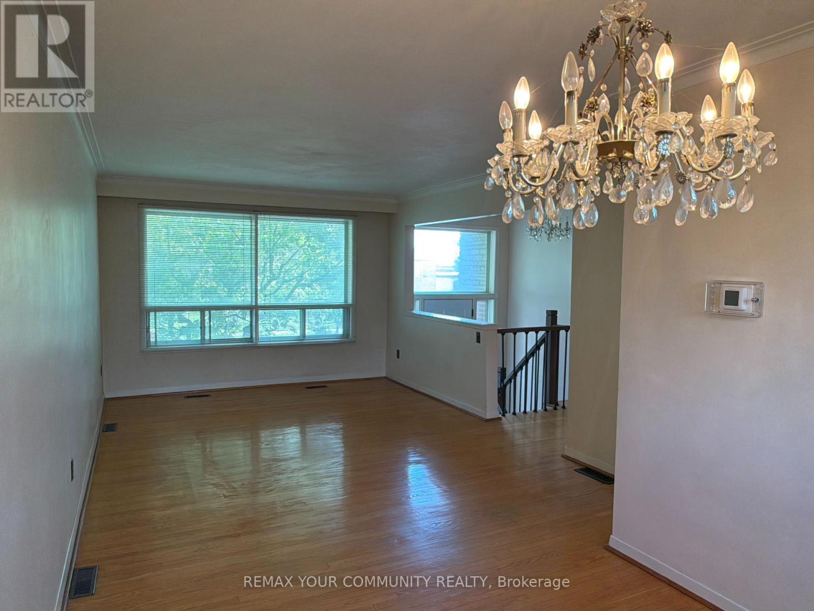 Upper - 300 Driftwood Avenue, Toronto, Ontario  M3N 2P1 - Photo 6 - W13551322
