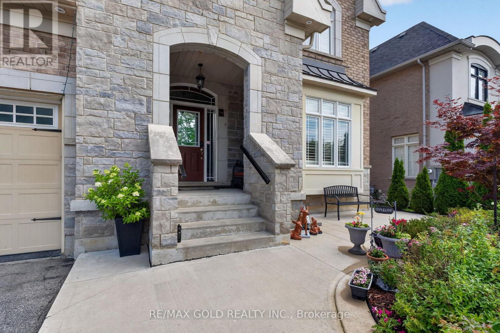 6 Ayshire Court, Brampton, Ontario L6Z 0G6 - Photo 2 - W13551368