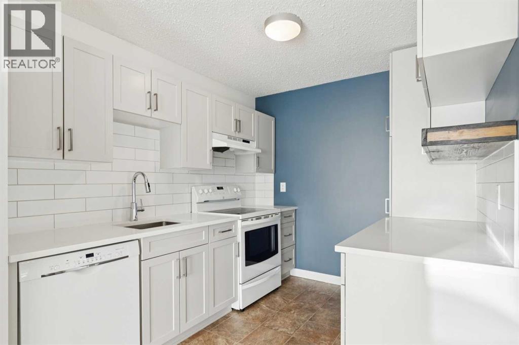 11424 8 Street SW, Calgary, Alberta  T2W 4J5 - Photo 3 - A2328216