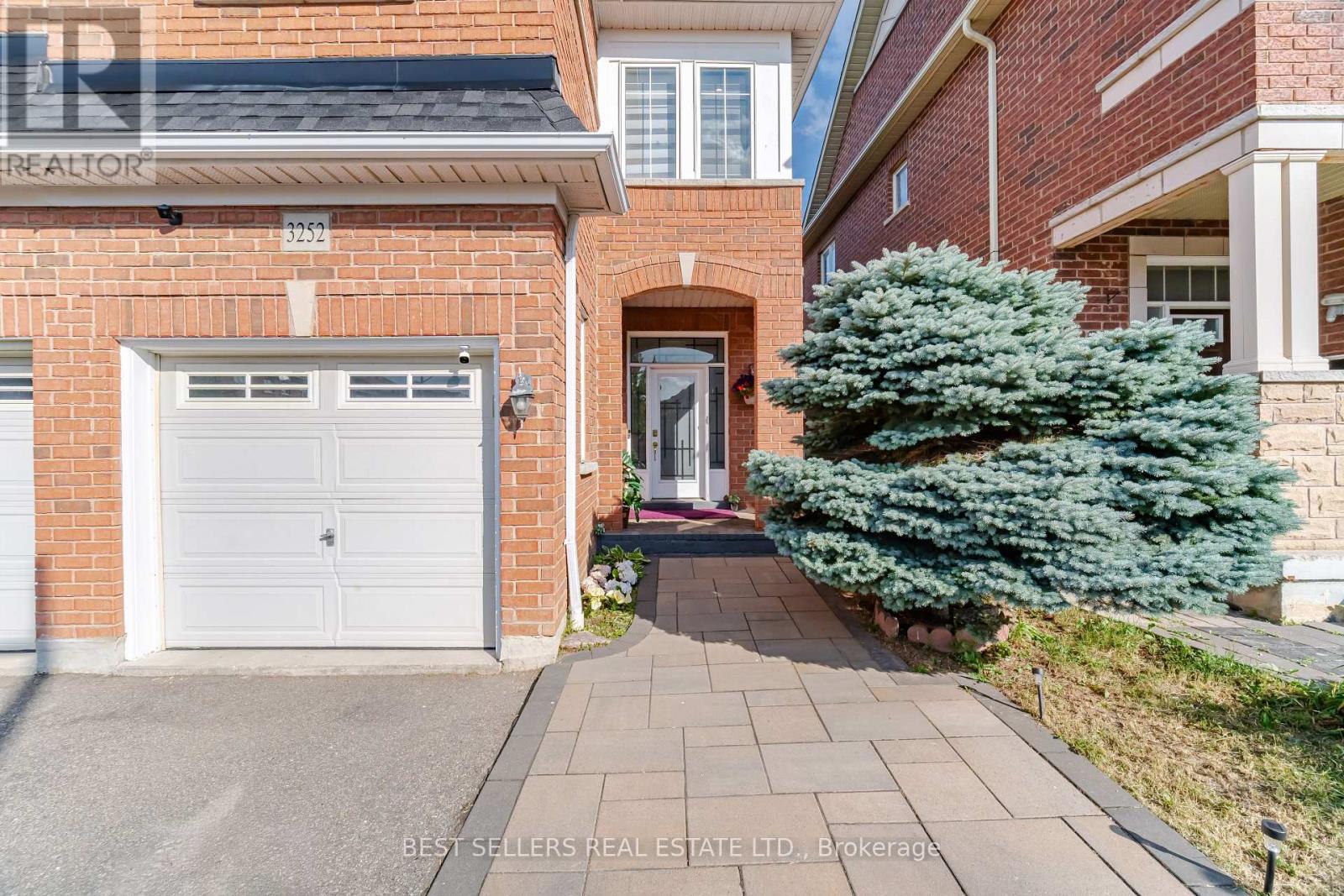 3252 Sunlight Street, Mississauga, Ontario  L5M 7C3 - Photo 2 - W13551374