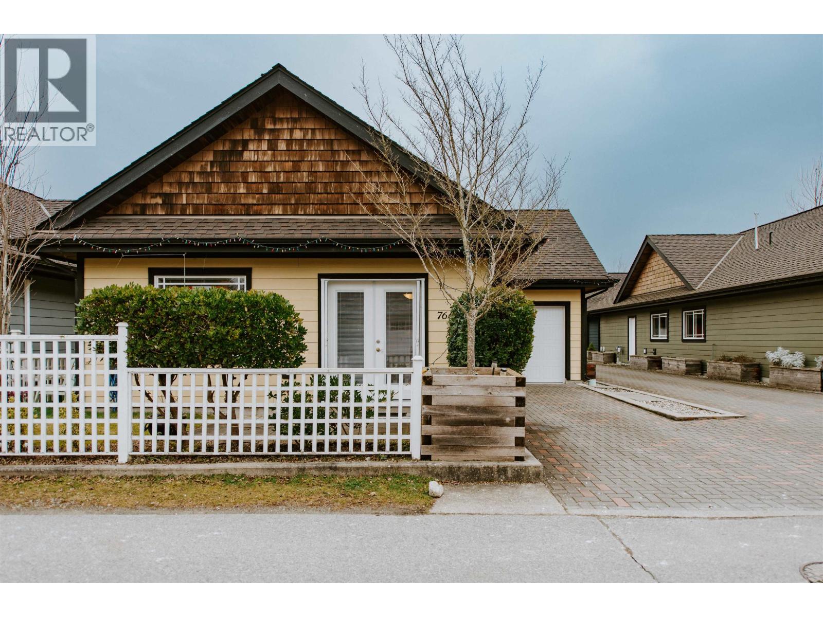 766 Gerussi Lane, Gibsons, British Columbia  V0N 1V7 - Photo 2 - R3093644