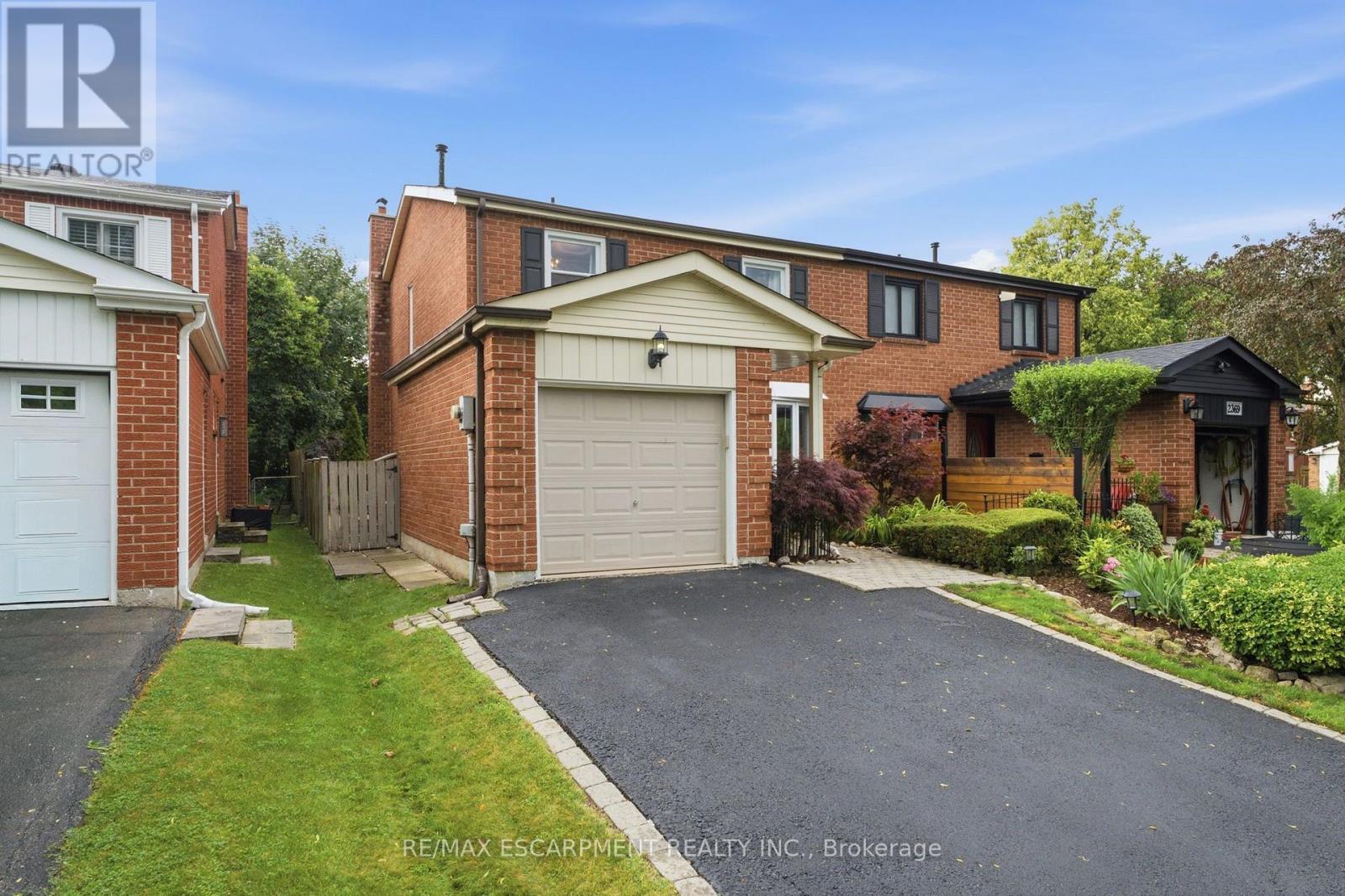 2367 Montgomery Drive, Burlington, Ontario  L7P 4A6 - Photo 2 - W13551384