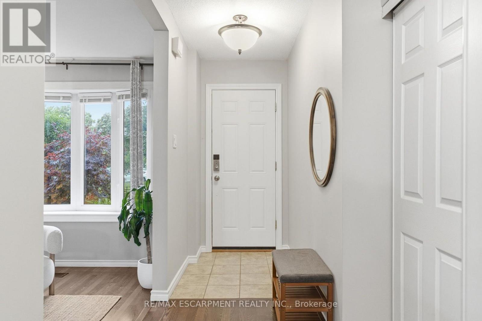 2367 Montgomery Drive, Burlington, Ontario  L7P 4A6 - Photo 4 - W13551384
