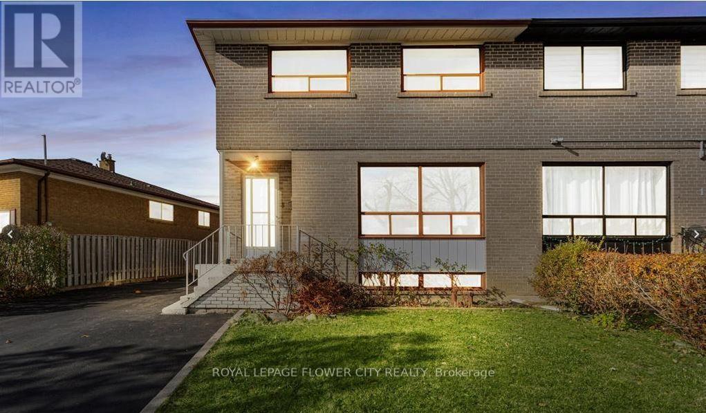3 CLAYHALL CRESCENT, Toronto (York University Heights)