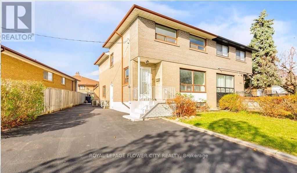 3 Clayhall Crescent, Toronto, Ontario M3J 1W5 - Photo 2 - W13551436