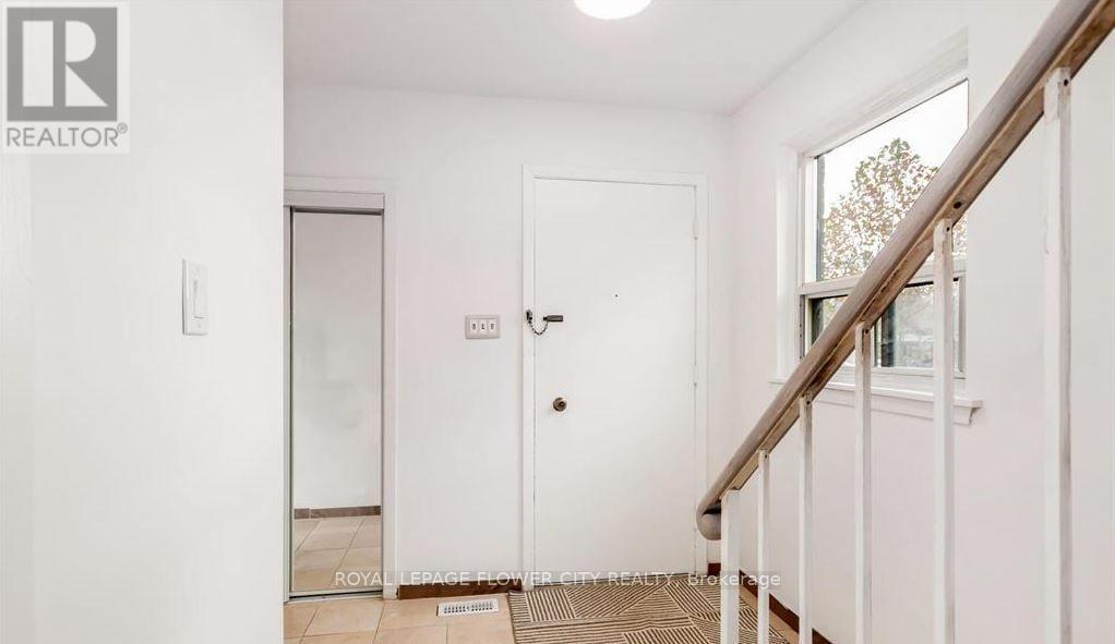 3 Clayhall Crescent, Toronto, Ontario M3J 1W5 - Photo 3 - W13551436