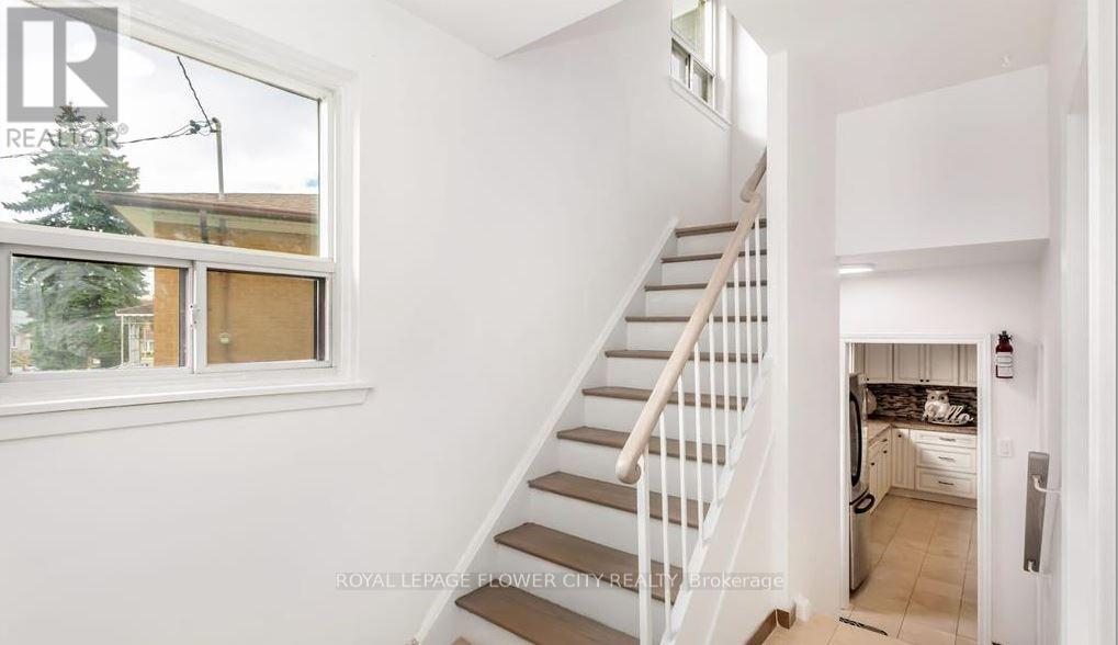 3 Clayhall Crescent, Toronto, Ontario M3J 1W5 - Photo 4 - W13551436