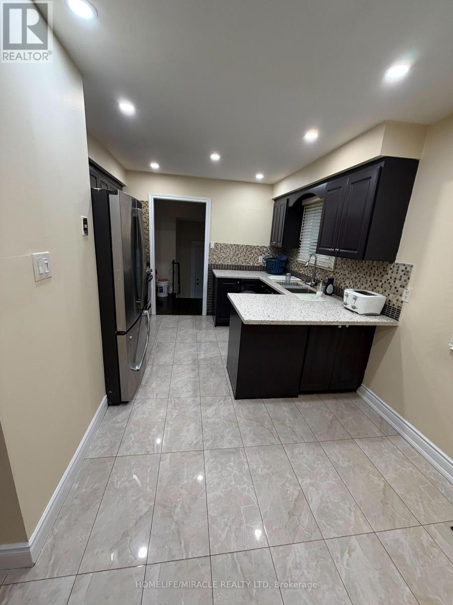 378 Hansen Road, Brampton, Ontario L6V 3P7 - Photo 4 - W13551458