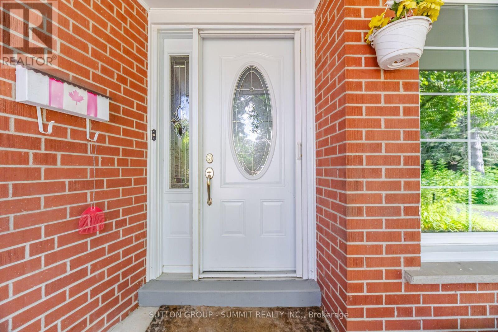 3359 Enniskillen Circle, Mississauga, Ontario  L5C 2M9 - Photo 3 - W13549648