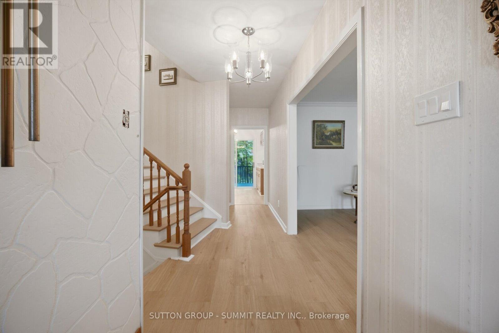3359 Enniskillen Circle, Mississauga, Ontario  L5C 2M9 - Photo 5 - W13549648