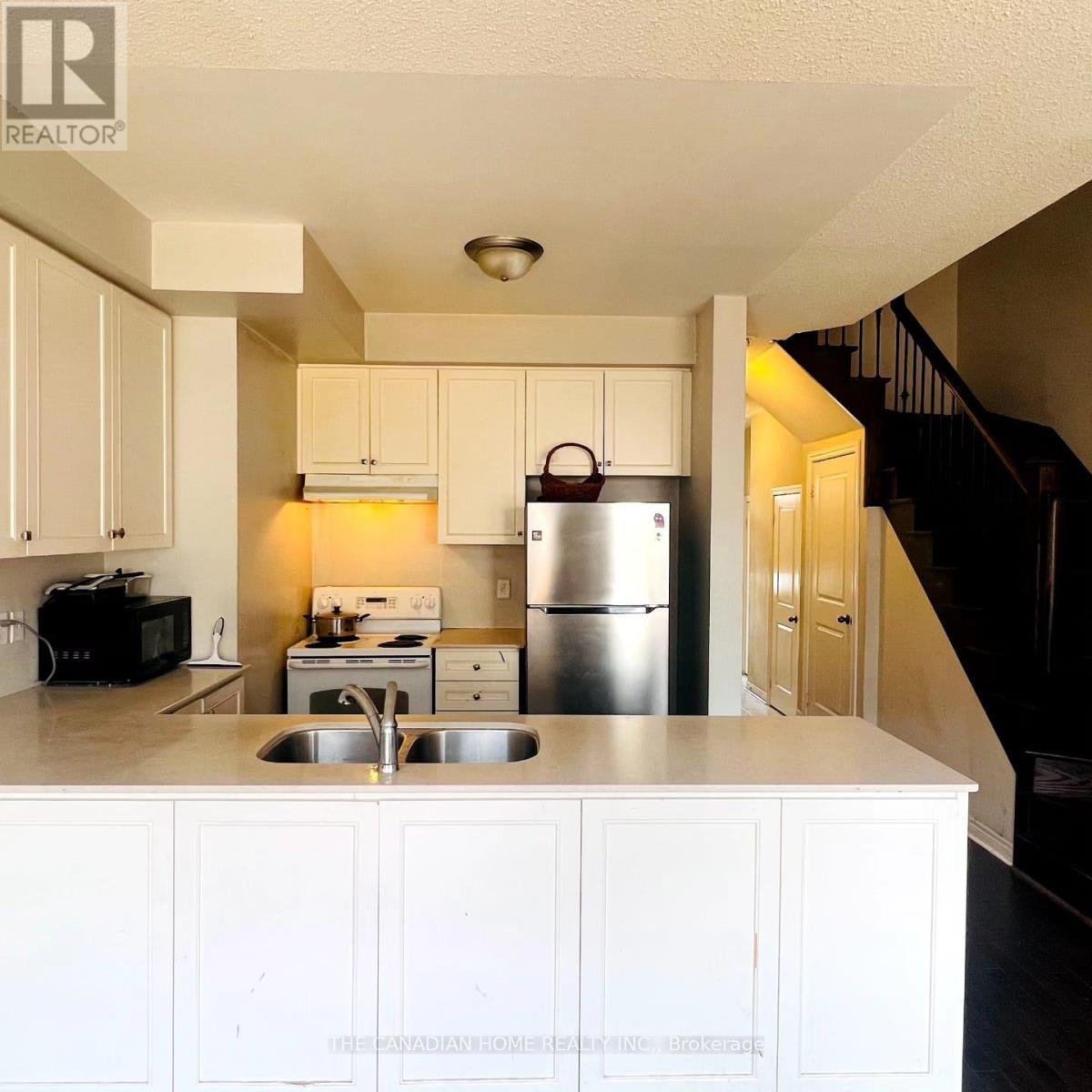 17 Merrybrook Trail, Brampton, Ontario L7A 4W2 - Photo 2 - W13551520