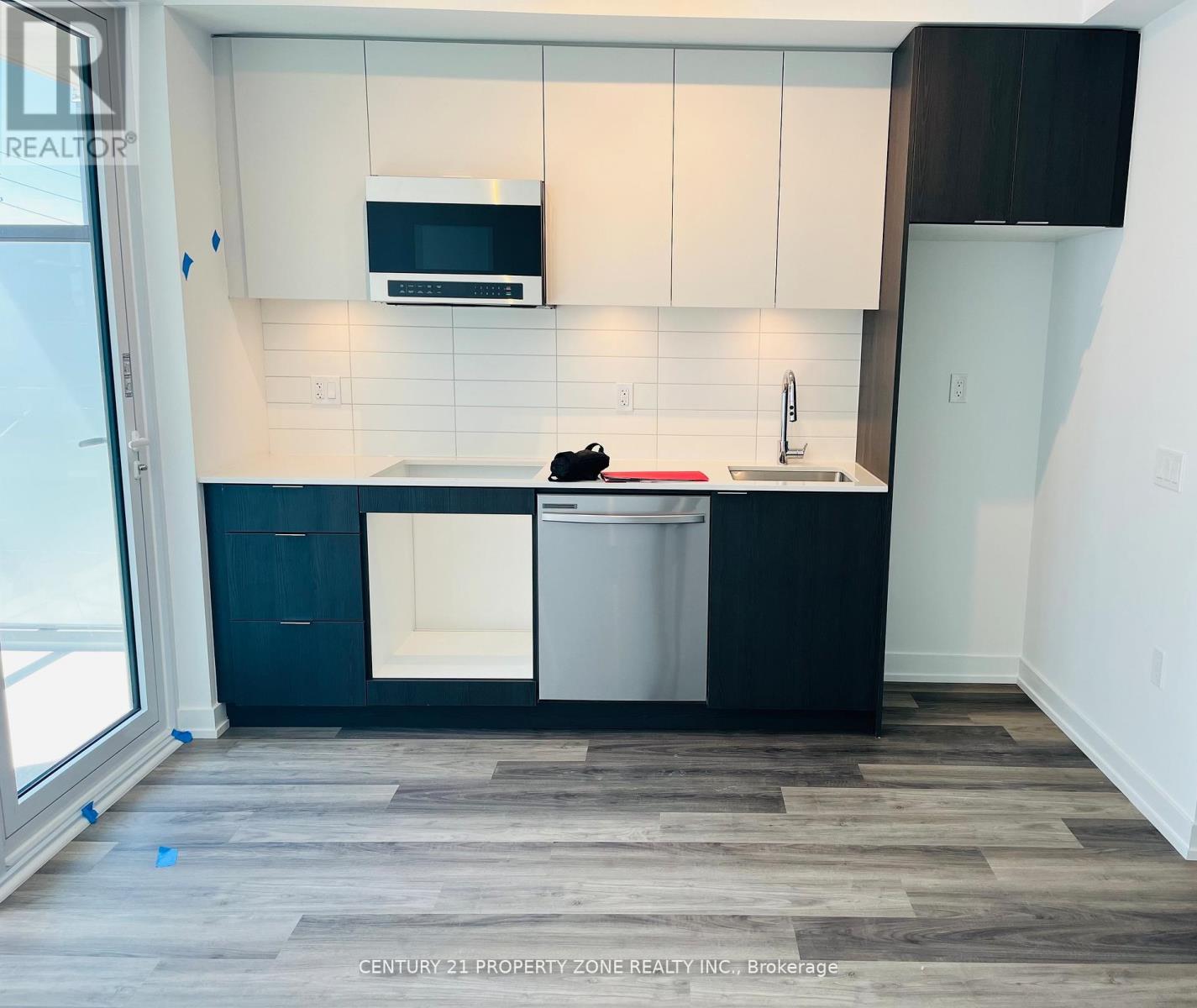 305 - 6 Chartwell Road, Toronto (Stonegate-Queensway), Ontario  M8Z 0H2 - Photo 3 - W13551590