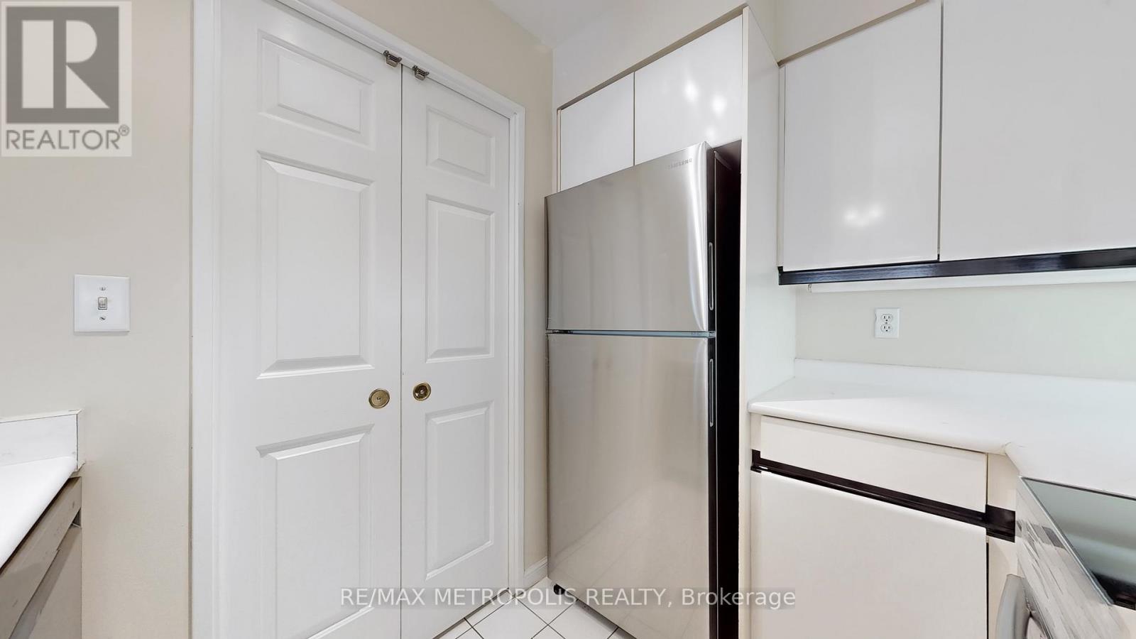 810 - 7 CARLTON STREET