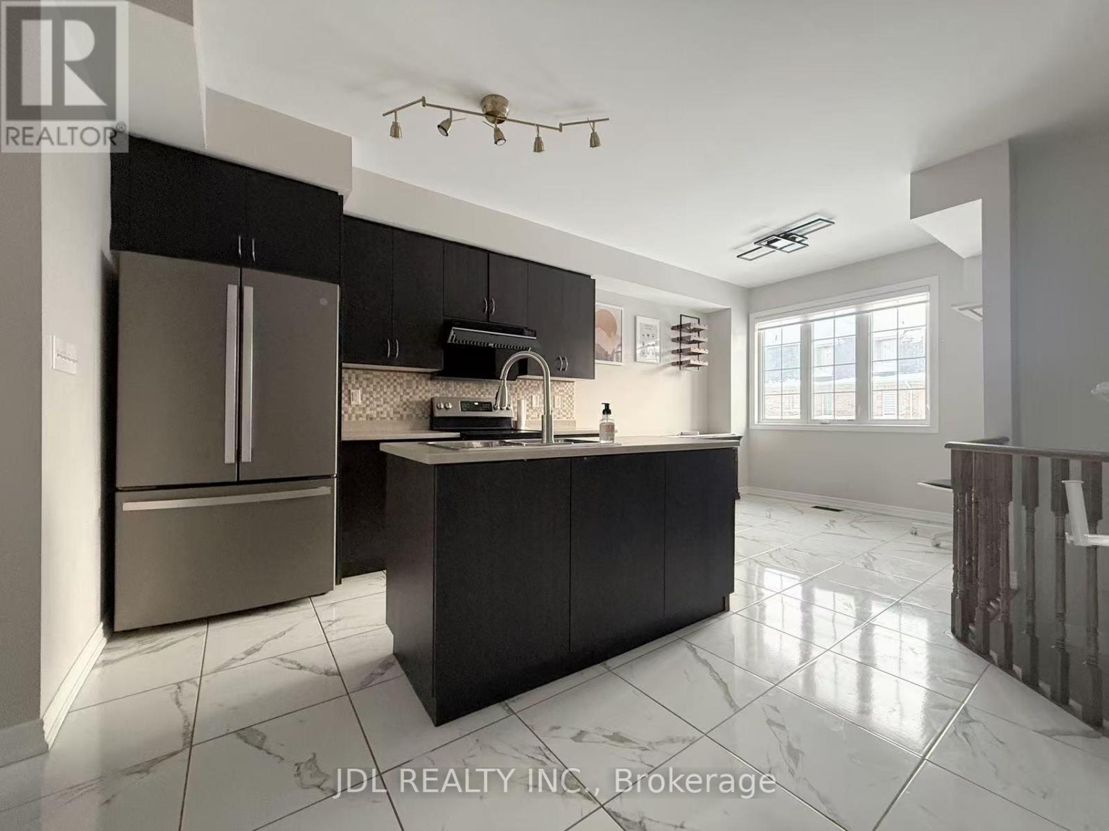 1374 Granrock Crescent, Mississauga, Ontario  L5V 0E1 - Photo 3 - W13551704