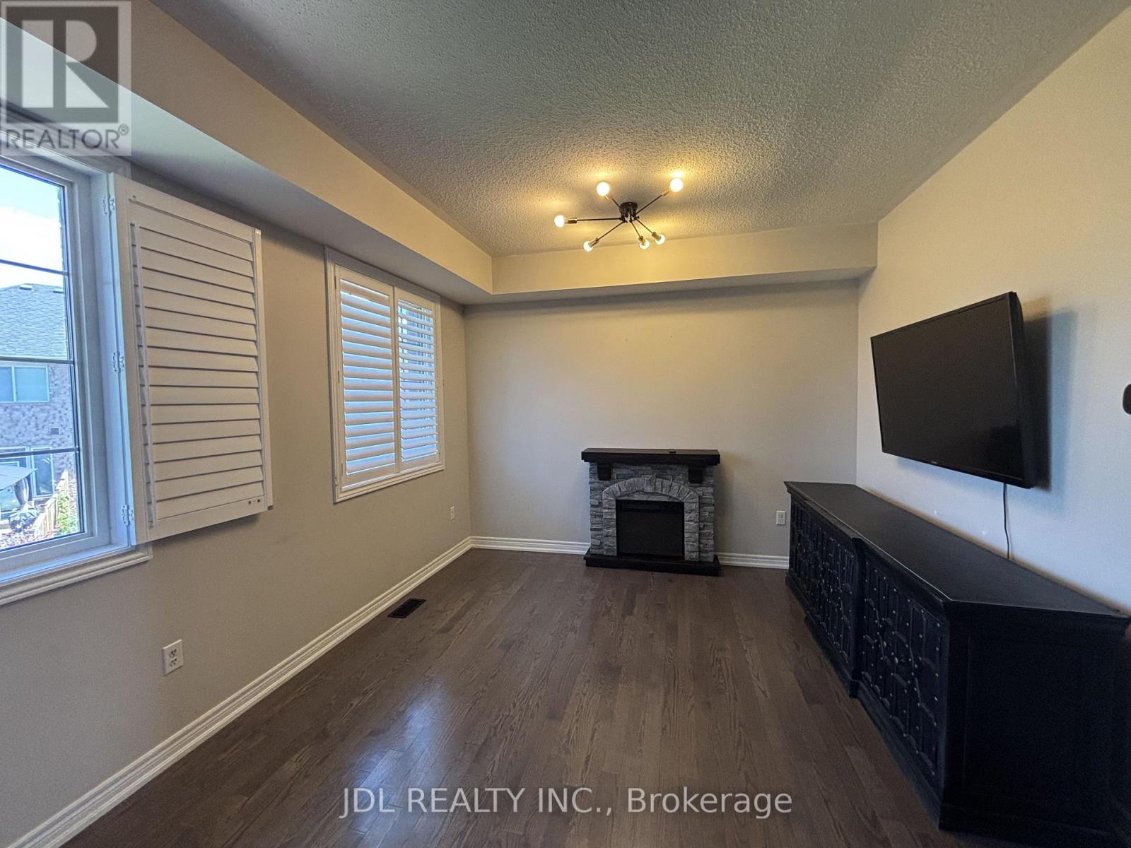 1374 Granrock Crescent, Mississauga, Ontario  L5V 0E1 - Photo 4 - W13551704