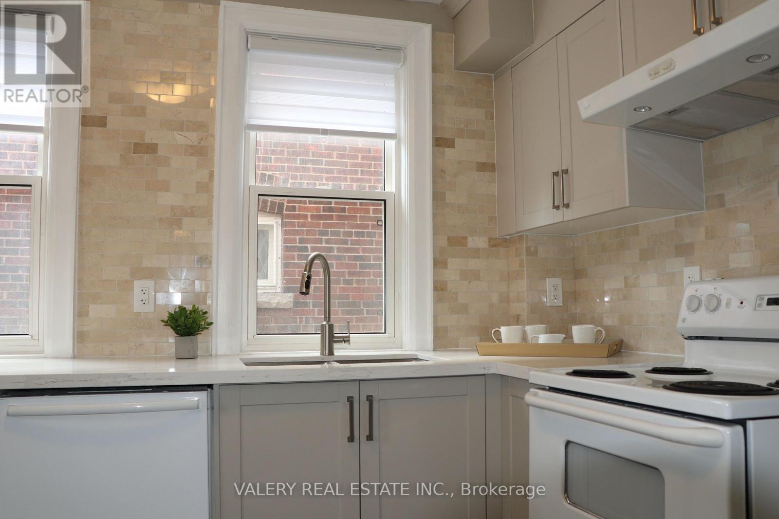 207 Oakwood Avenue, Toronto, Ontario  M6E 2V3 - Photo 12 - C13551822