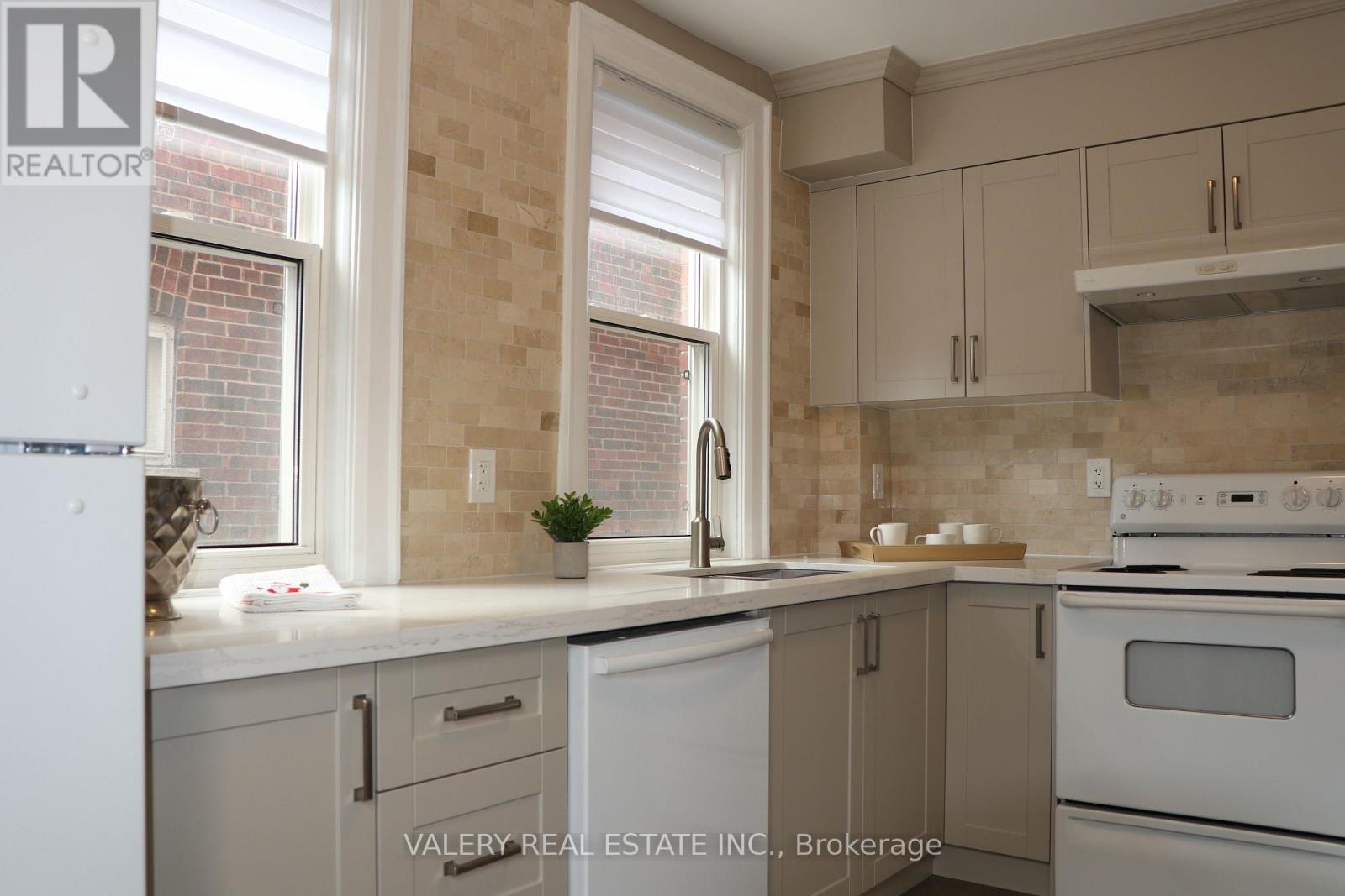 207 Oakwood Avenue, Toronto, Ontario  M6E 2V3 - Photo 13 - C13551822