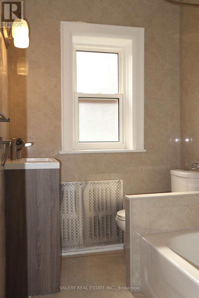 207 Oakwood Avenue, Toronto, Ontario  M6E 2V3 - Photo 26 - C13551822