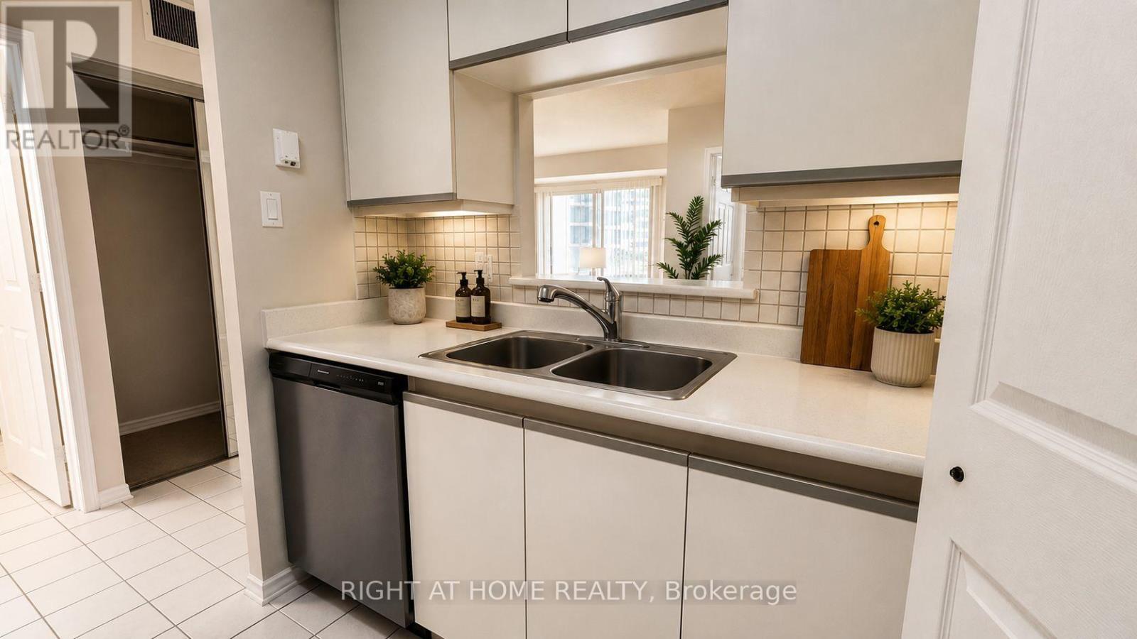511 - 265 Enfield Place, Mississauga, Ontario  L5B 3Y6 - Photo 2 - W13551796
