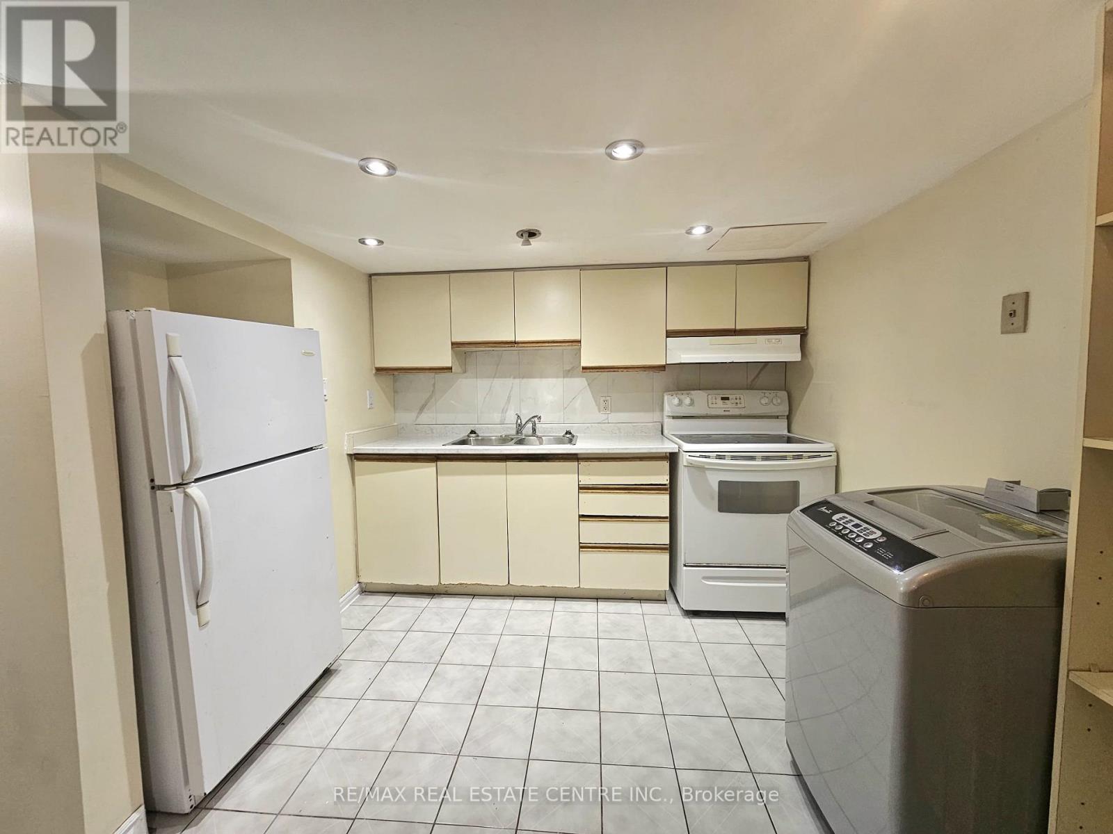 #2 - 1618 Mistburn Court, Mississauga (East Credit), Ontario  L5M 3X3 - Photo 2 - W13551798