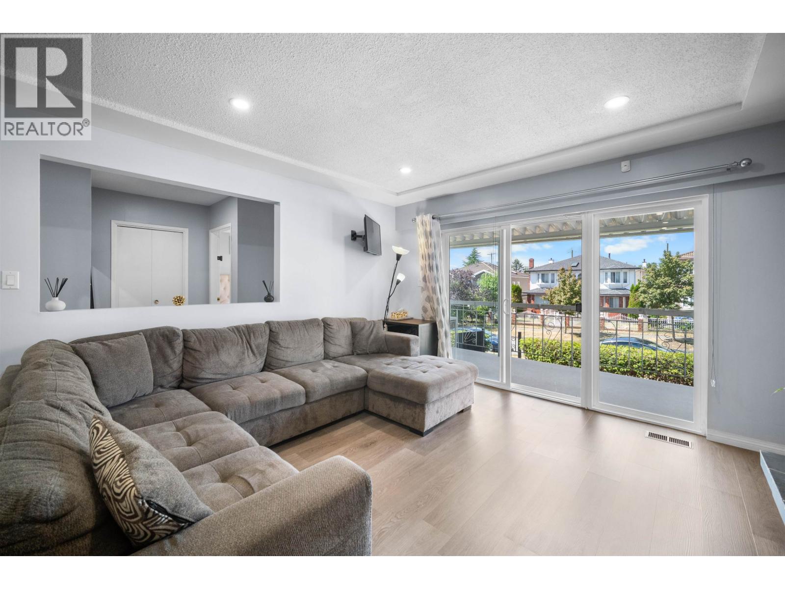 7238 Stirling Street, Vancouver, British Columbia V5P 4H5 - Photo 3 - R3145201