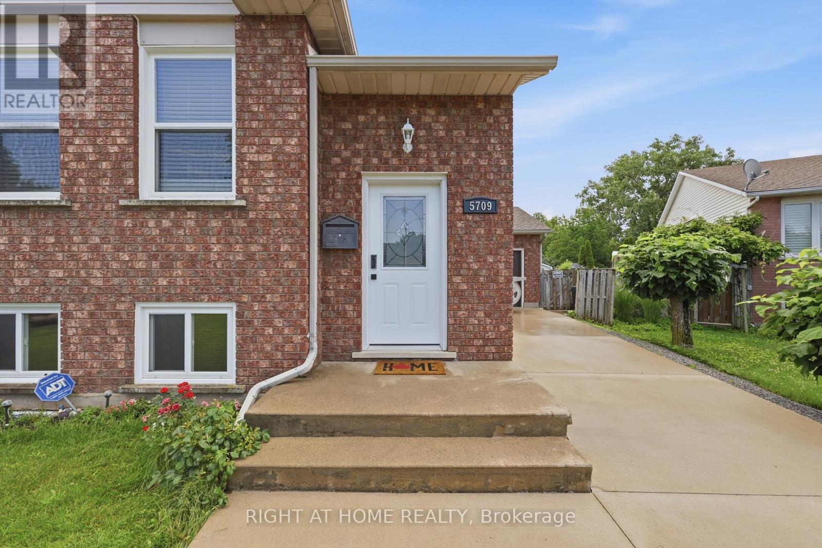 5709 Deerbrook Street, Niagara Falls, Ontario  L2G 7V6 - Photo 2 - X13551724