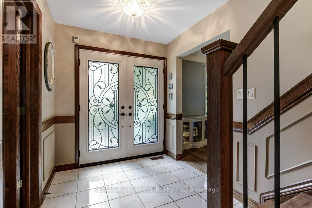 215 Briar Hill Crescent, Hamilton, Ontario  L9G 3M9 - Photo 3 - X13542964