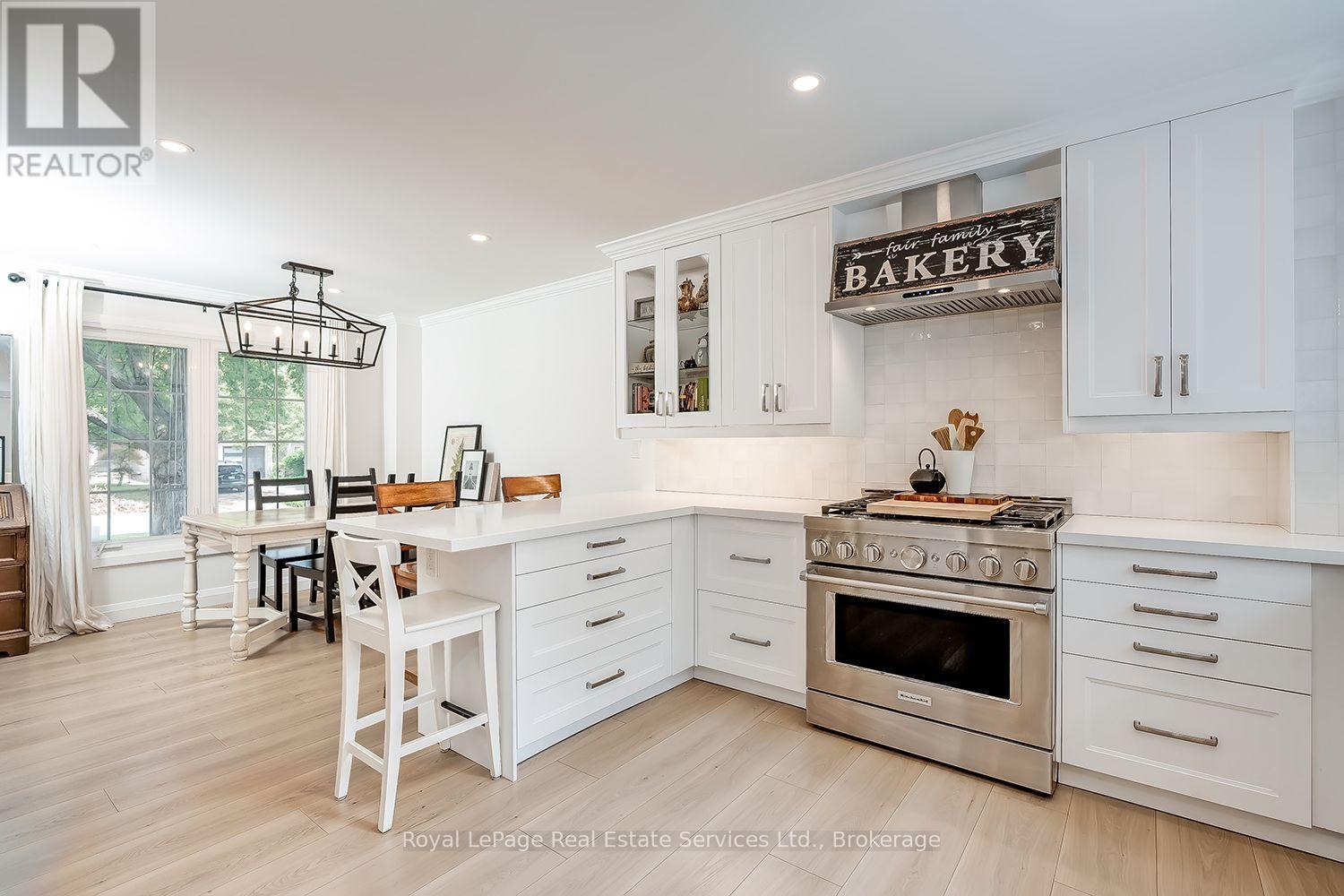 1484 Princeton Crescent, Oakville, Ontario  L6H 4H3 - Photo 9 - W13551904