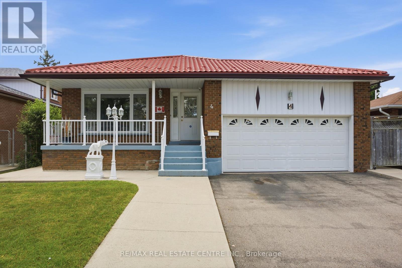 4 MANORCREST STREET, Brampton, Ontario