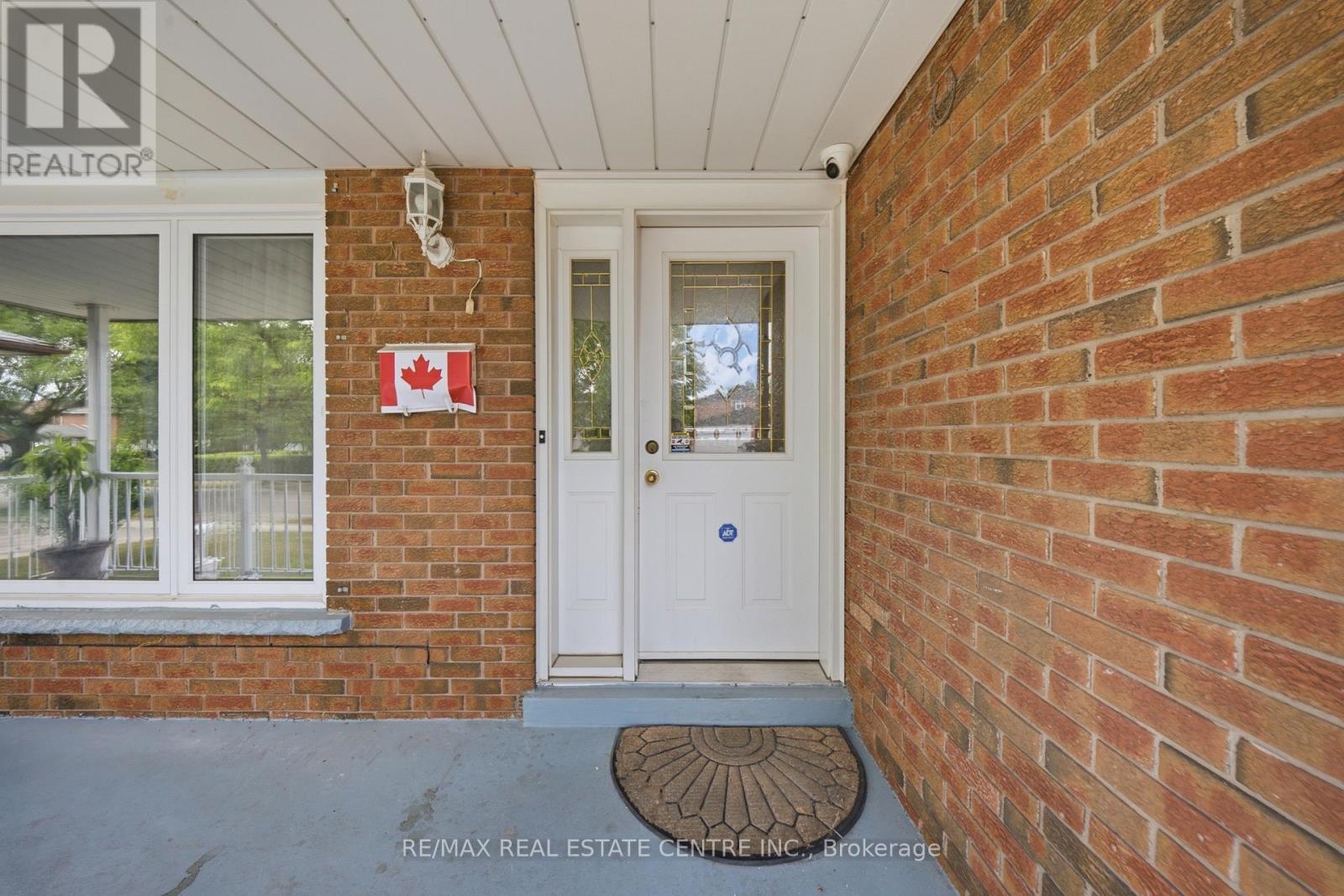 4 Manorcrest Street, Brampton, Ontario  L6S 2W9 - Photo 3 - W13552140