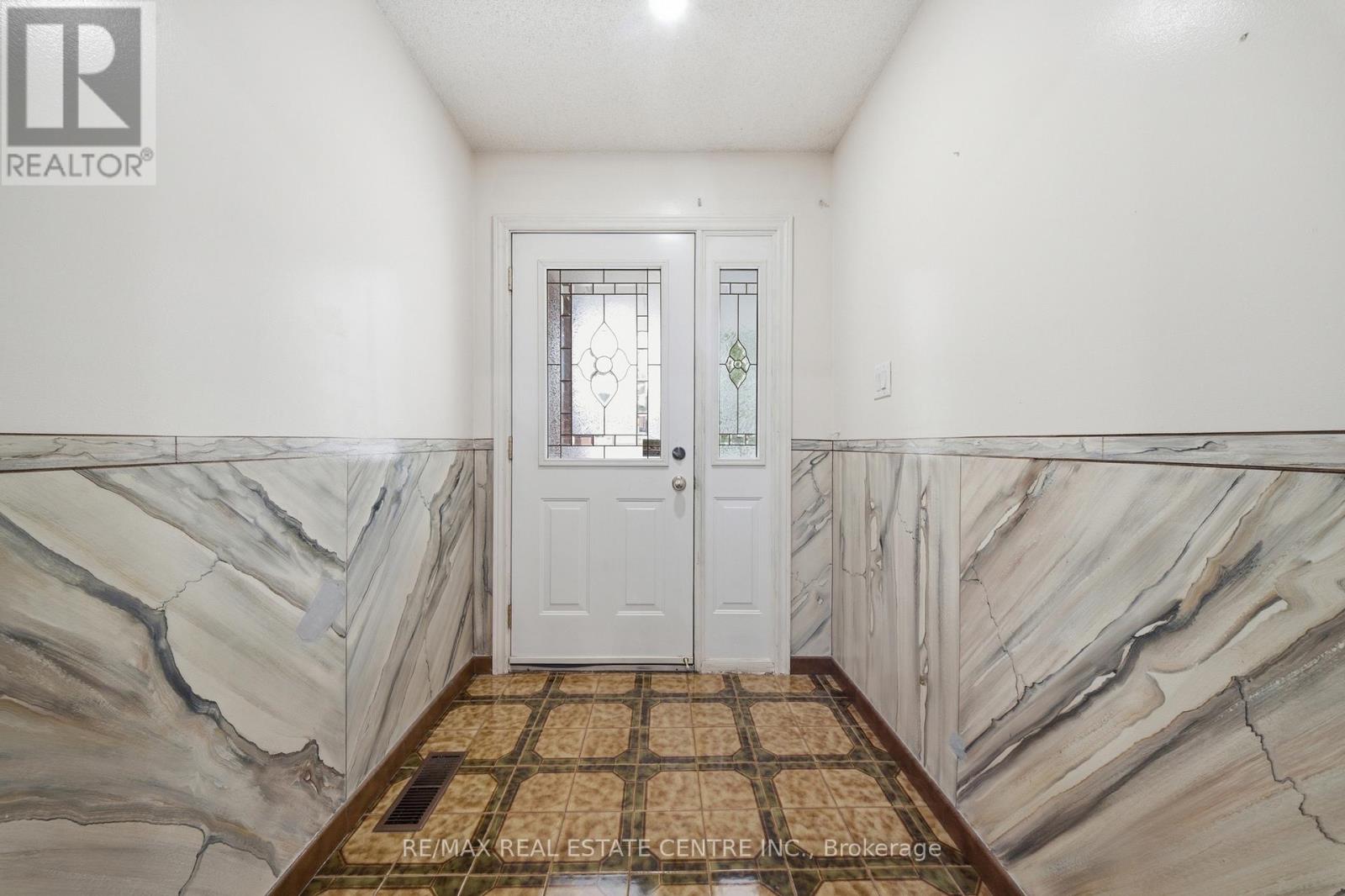 4 Manorcrest Street, Brampton, Ontario  L6S 2W9 - Photo 4 - W13552140