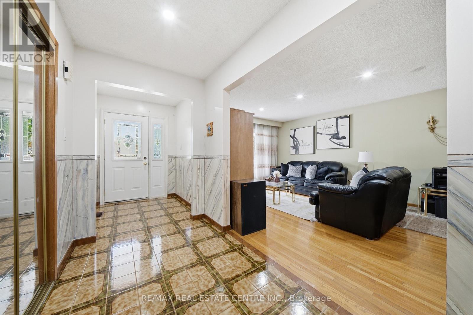 4 Manorcrest Street, Brampton, Ontario  L6S 2W9 - Photo 5 - W13552140