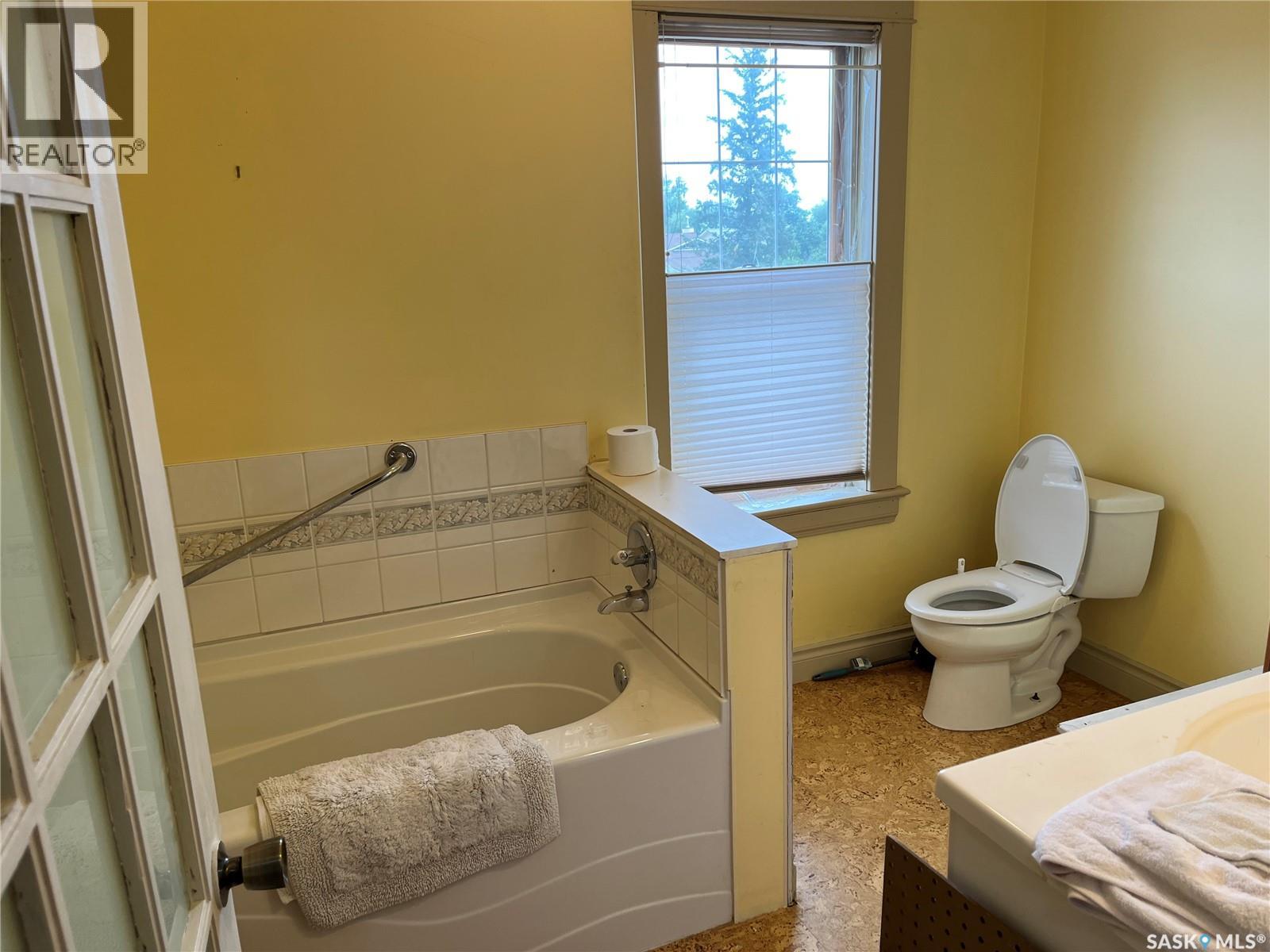 244 1st Avenue E, Gravelbourg, Saskatchewan  S0H 1X0 - Photo 21 - SK042100