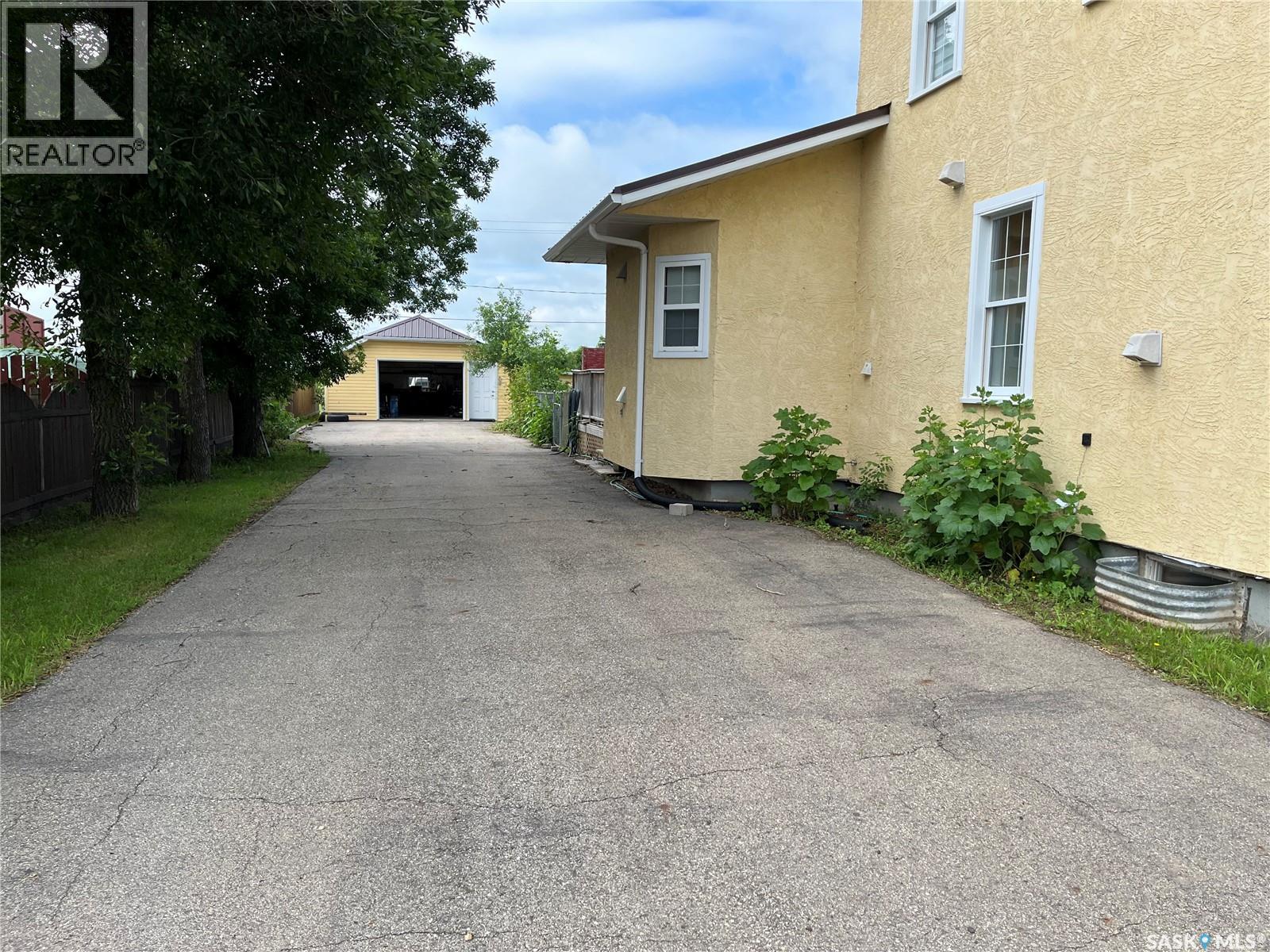 244 1st Avenue E, Gravelbourg, Saskatchewan  S0H 1X0 - Photo 3 - SK042100