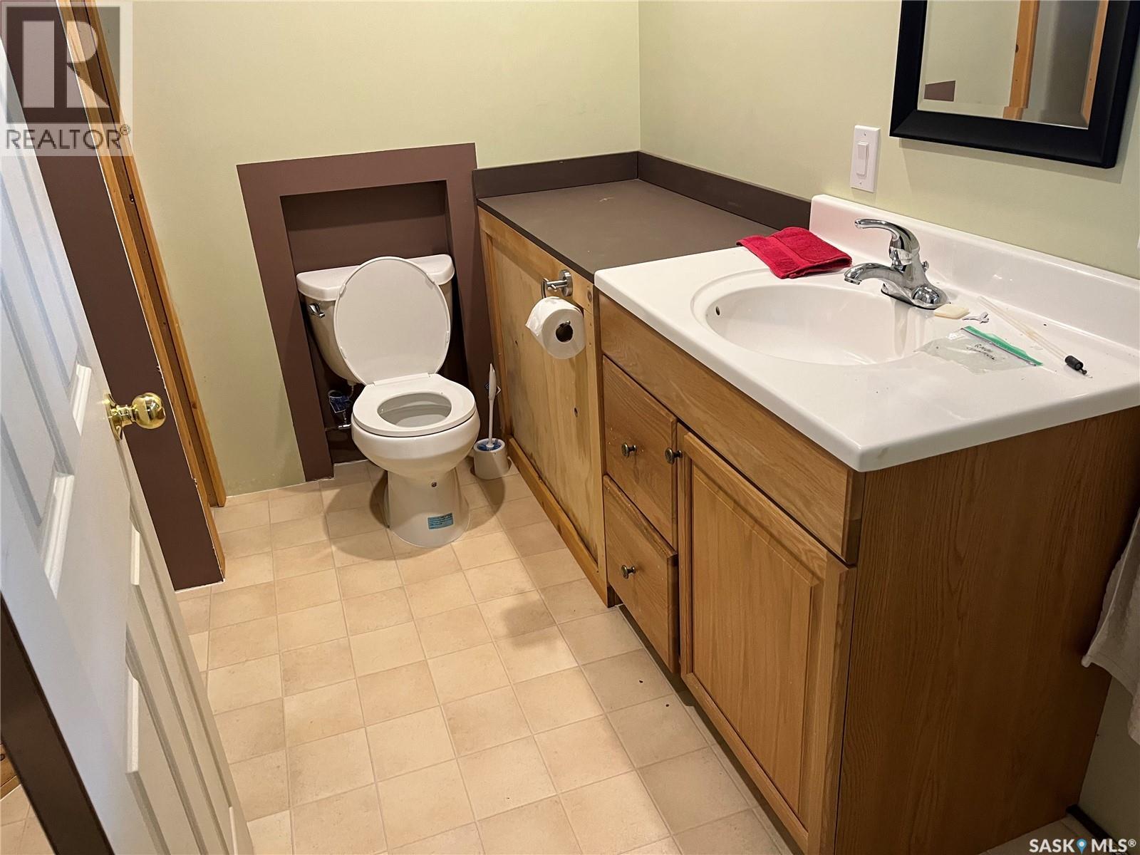 244 1st Avenue E, Gravelbourg, Saskatchewan  S0H 1X0 - Photo 38 - SK042100