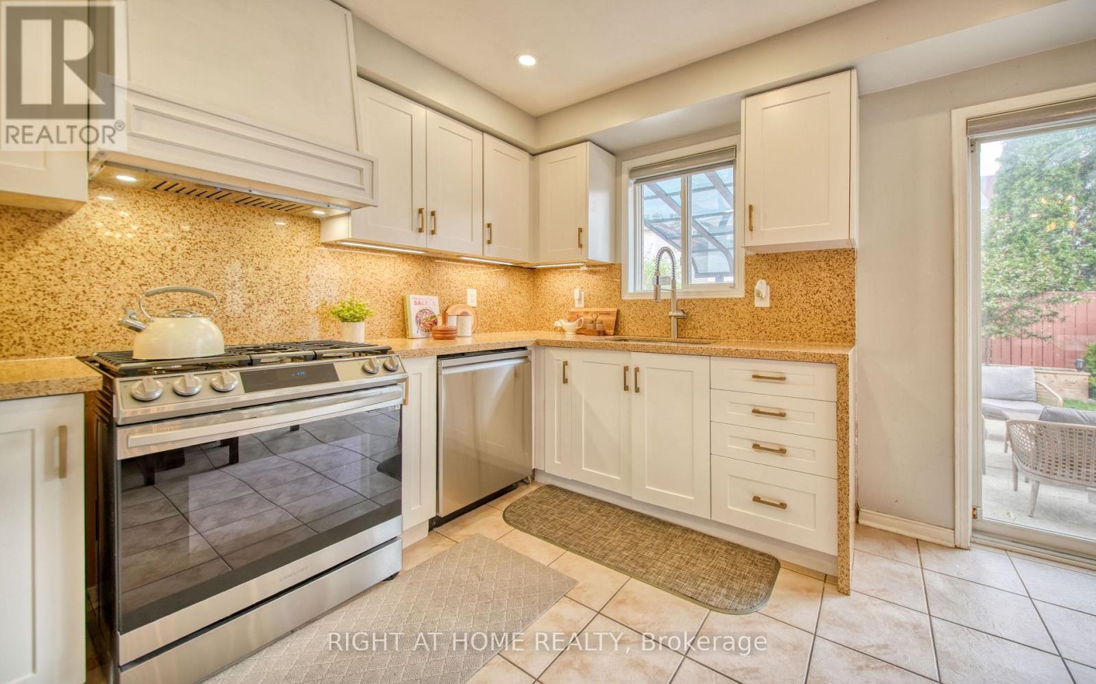 211 Queen Mary Drive, Brampton, Ontario L7A 1Y9 - Photo 12 - W13547098