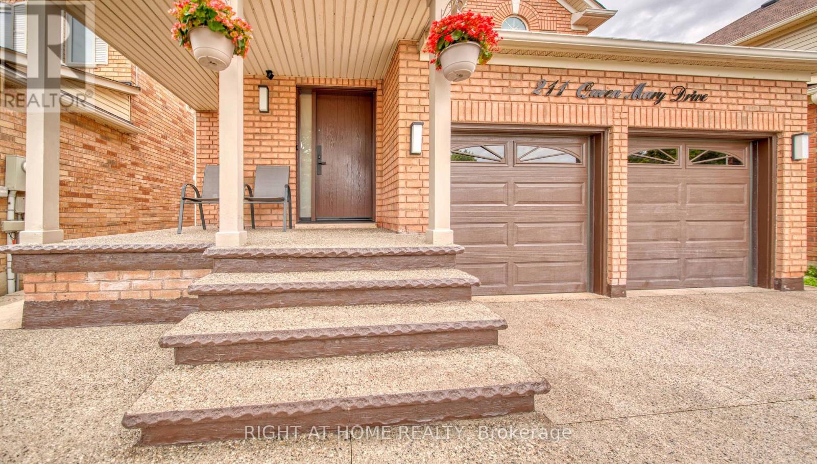211 Queen Mary Drive, Brampton, Ontario L7A 1Y9 - Photo 4 - W13547098