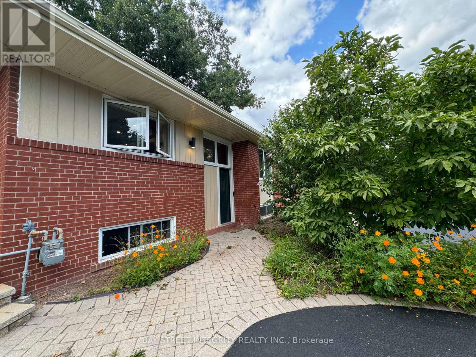 1339 Pinegrove Road, Oakville, Ontario L6L 2X2 - Photo 3 - W13552350